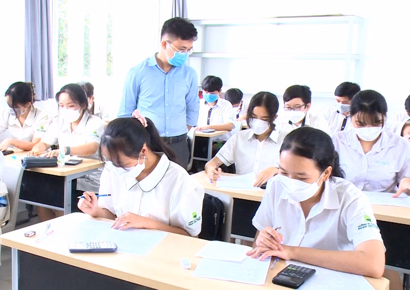 Học sinh khối lớp 9 ở Bình Dương phải thi lại vì một trường tổ chức thi nhầm ngày