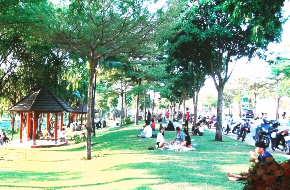 Hiện nay, trên địa bàn thị xã Bến Cát có 11 chợ, 1 siêu thị, 1 phố đêm và 1 phố đi bộ.