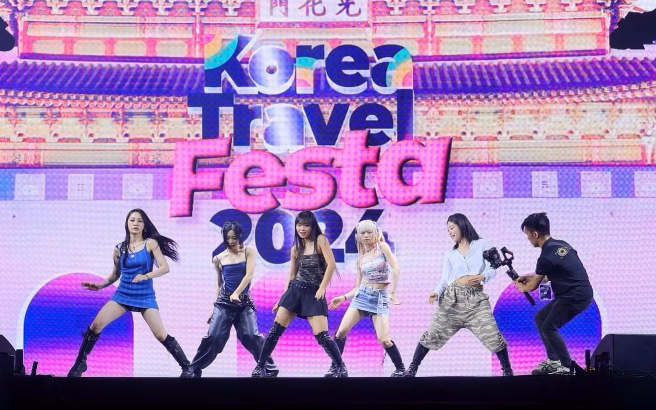 Thần tượng Kpop khuấy động lễ hội.