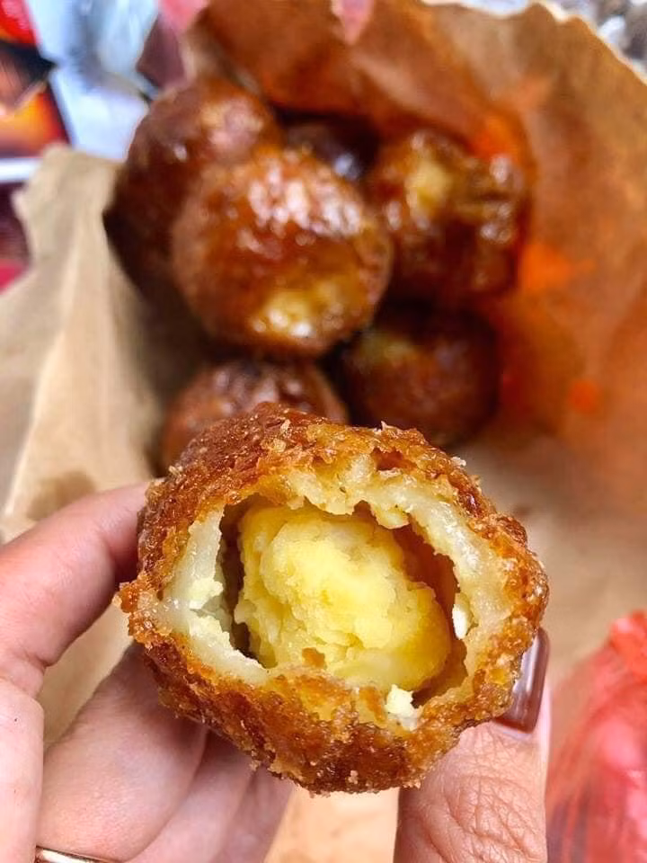 Nhân bánh cực kỳ nhiều đậu xanh đánh nhuyễn - Ảnh: Ha Candy