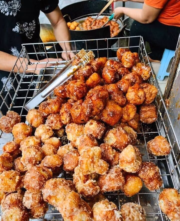 Bánh rán có màu vàng cánh gián siêu hấp dẫn - Ảnh: Ut Vuong