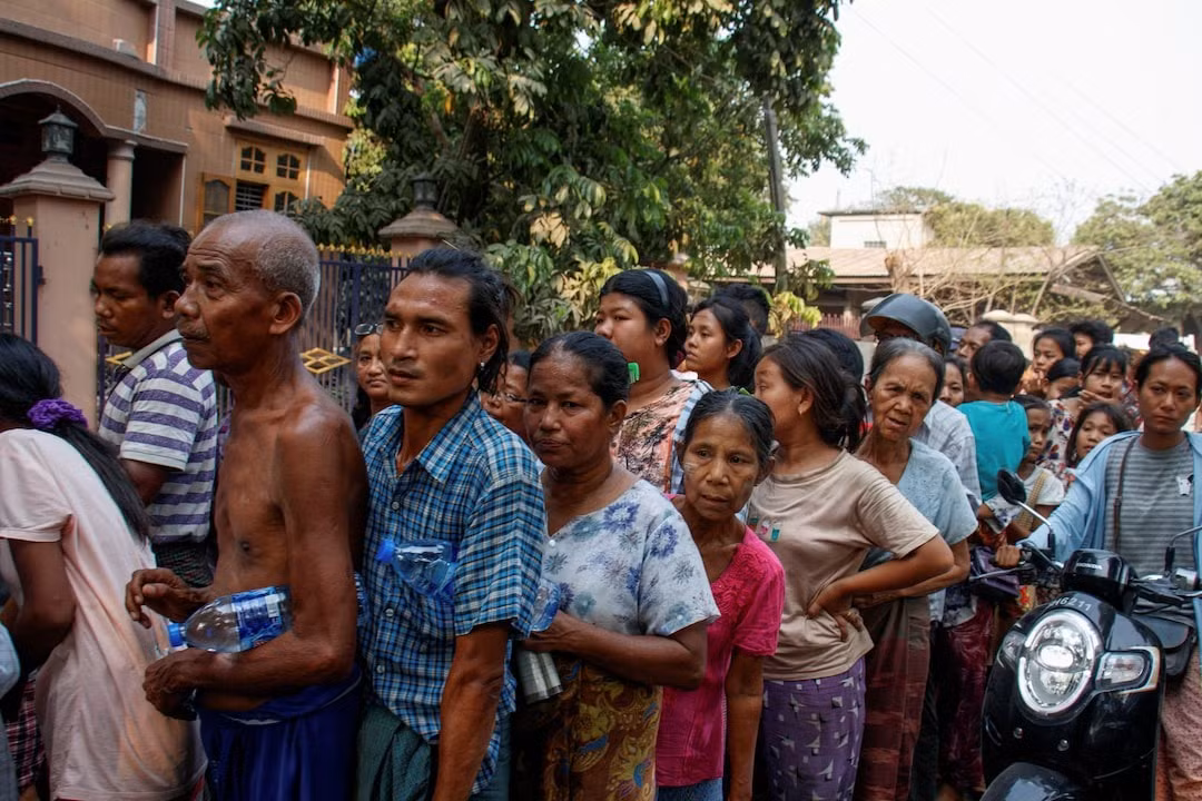 Người dân xếp hàng chờ nhận đồ cứu trợ sau động đất ở Sagaing (Myanmar). (Ảnh: Reuters)
