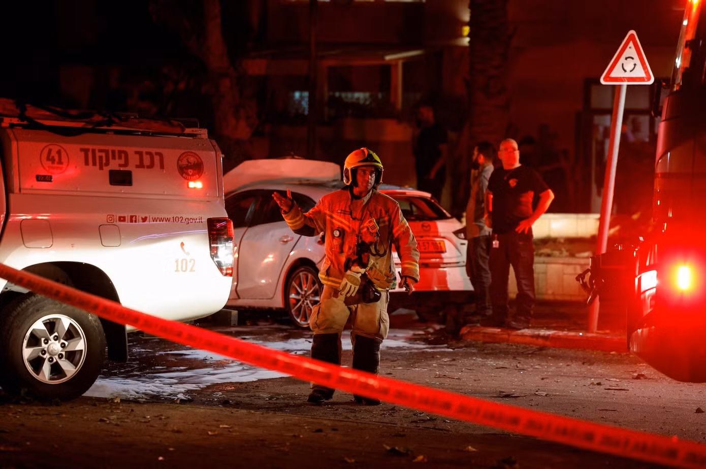 Lực lượng chức năng Israel ứng phó với vụ tấn công bằng rocket từ Dải Gaza. (Ảnh: Reuters)