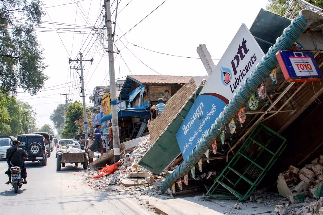 Công tác cứu hộ vẫn đang diễn ra ở nhiều nơi tại Myanmar. (Ảnh: Reuters)