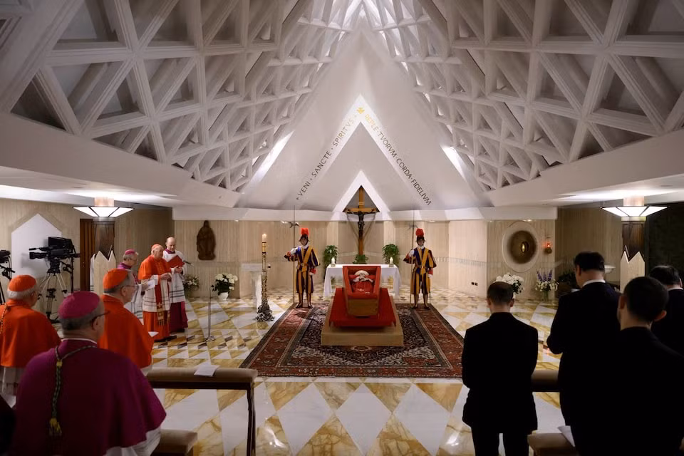 Thi hài Giáo hoàng Francis nằm trong quan tài gỗ. (Ảnh: Reuters) Thi hài Giáo hoàng Francis nằm trong quan tài gỗ. (Ảnh: Reuters)