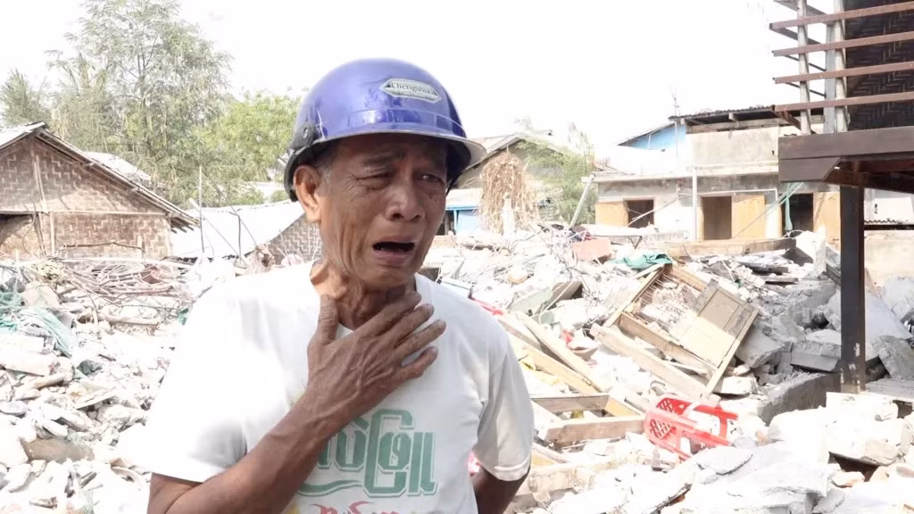 Cụ ông Kywe Nyein wept bật khóc vì mất cháu gái 5 tuổi trong vụ sập trường. (Ảnh: BBC)
