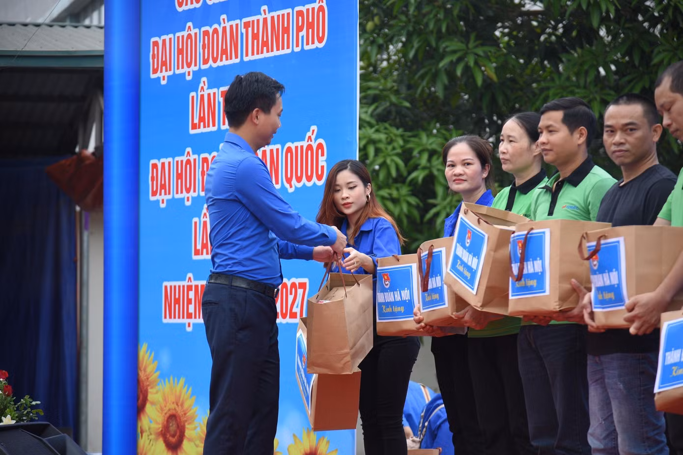 Anh Nguyễn Đức Tiến, Phó Bí thư thường trực Thành Đoàn, Chủ tịch Hội LHTN TP Hà Nội tặng quà cho thanh niên công nhân tại ngày hội