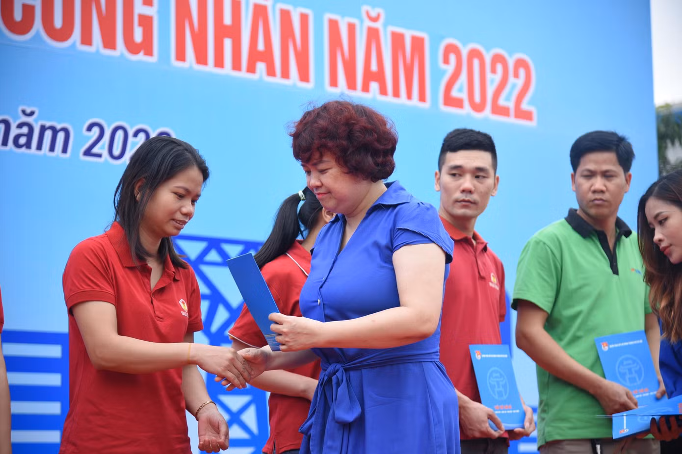 Trao sổ tiết kiệm cho thanh niên công nhân