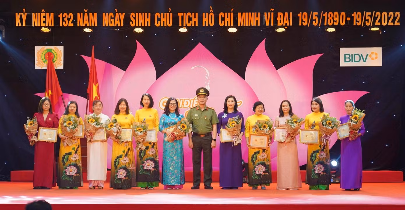 Trao kỷ niệm chương “Vì sự tiến bộ phụ nữ” của Hội Liên hiệp phụ nữ Việt Nam.