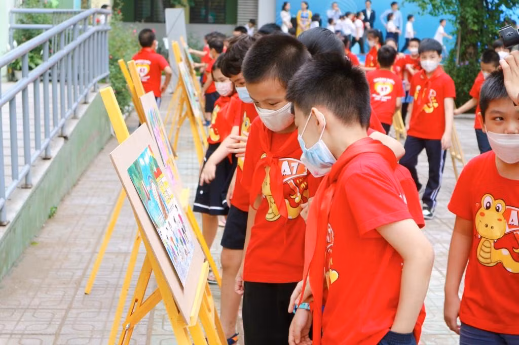 Học sinh trường Tiểu học Hoàng Diệu và các bức tranh vẽ về chủ đề "Công viên xanh trong lòng thành phố"