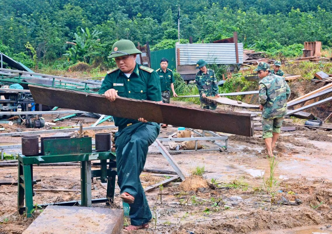 Hàng trăm cán bộ, chiến sĩ giúp người dân thu nhặt tài sản sau lũ quét ảnh 1