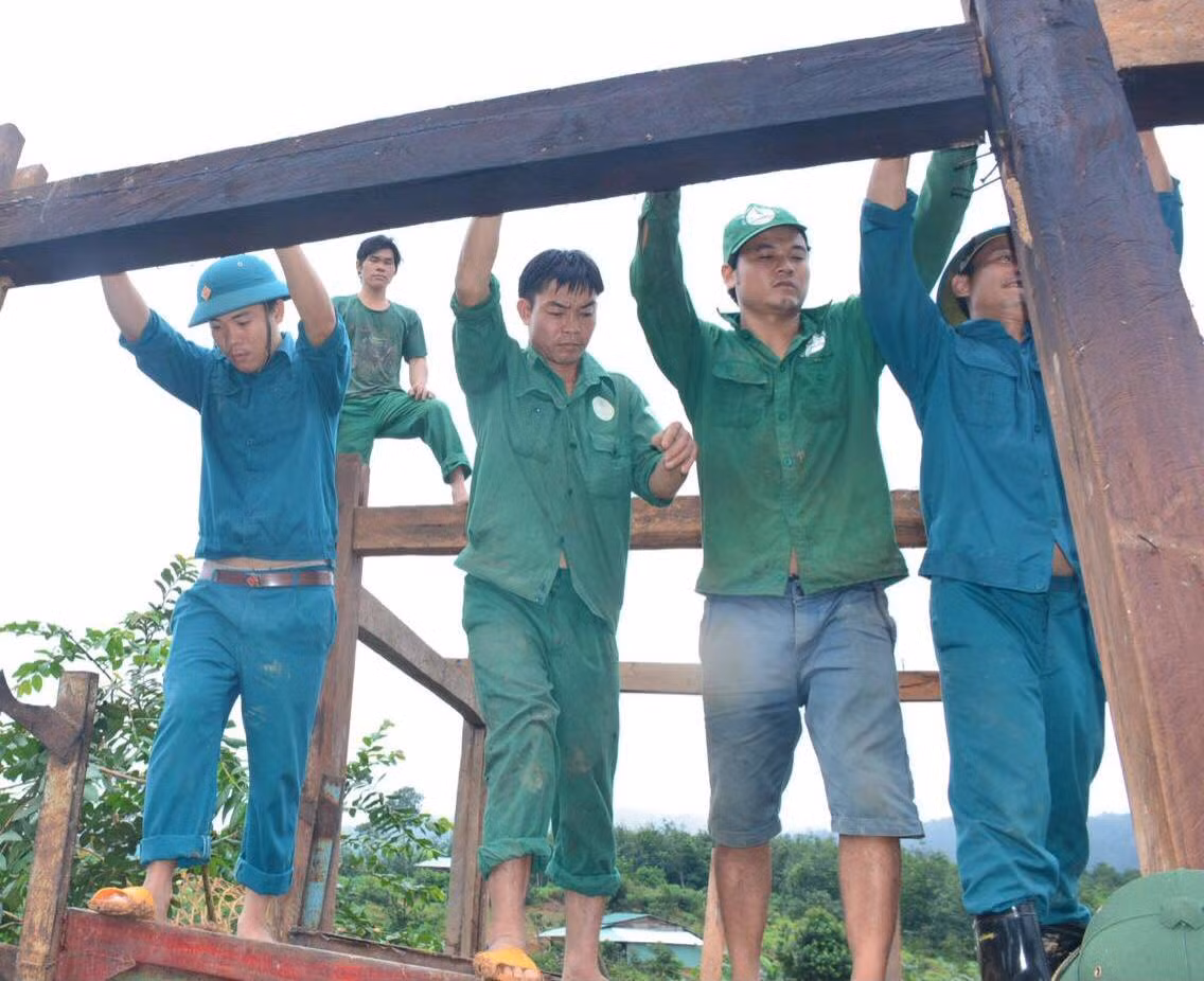 Hàng trăm cán bộ, chiến sĩ giúp người dân thu nhặt tài sản sau lũ quét ảnh 4