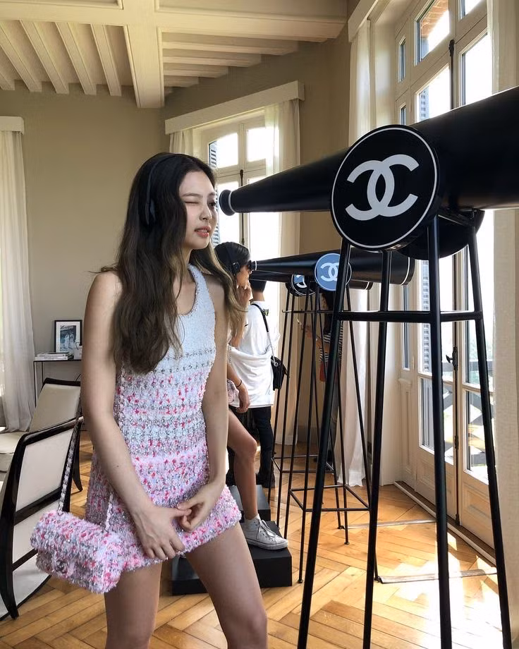 Với tư cách là đại sứ toàn cầu của Chanel, Jennie chưa bao giờ khiến người hâm mộ thất vọng mỗi lần tham dự các sự kiện của nhà mốt Pháp. Vẻ tiểu thư sang chảnh làm nên thương hiệu "Human Chanel".