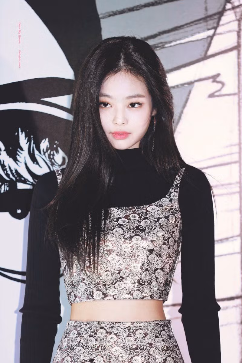 Set đồ Prada lấp lánh tạo ra một trong những khoảnh khắc mang tính biểu tượng của Jennie.