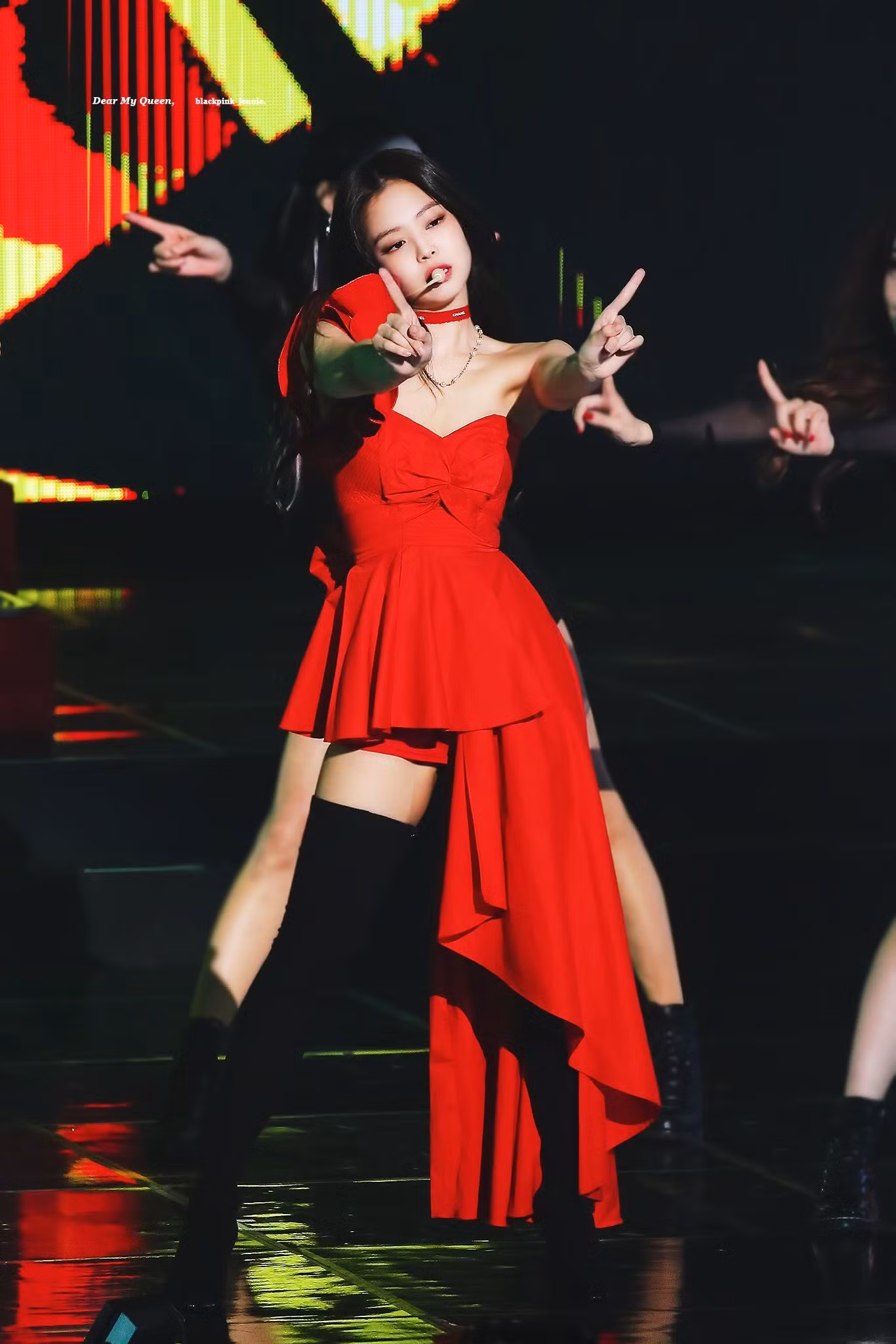 Jennie chọn sắc đen và đỏ làm chủ đạo khi biểu diễn tại Gaon Chart Music Awards 2019. Hai bộ cánh mang đến sự khác biệt về phong cách, ngọt ngào và sang chảnh.