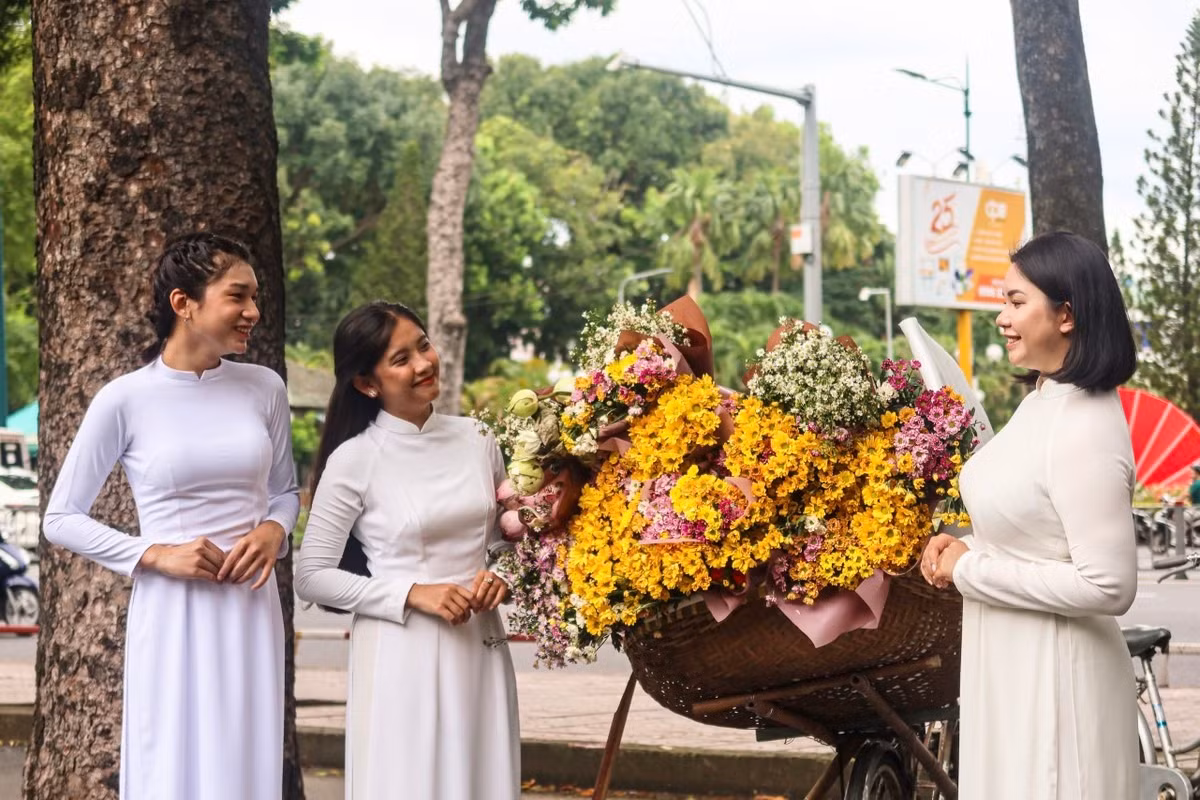 Rất nhiều bạn trẻ diện áo dài trắng chụp hình làm kỷ niệm. Ảnh: HUỲNH THƠ.