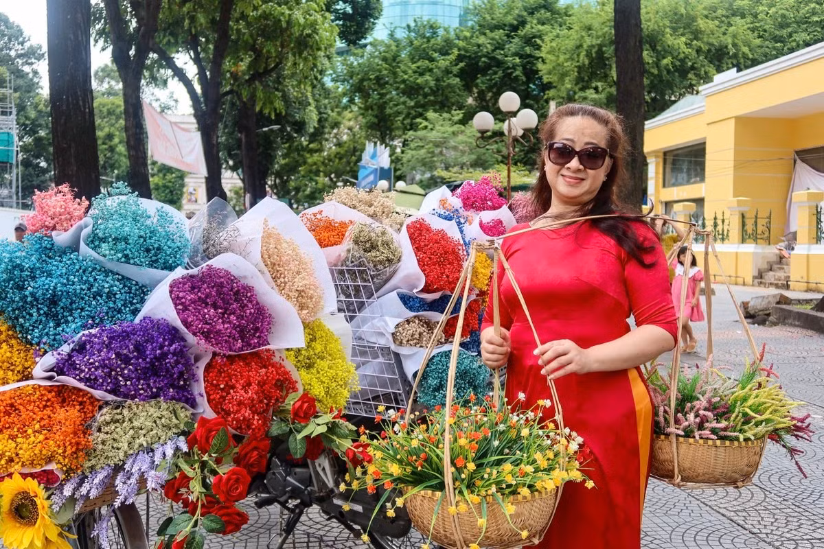 Rất nhiều người dân tại TP.HCM bên những chiếc xe chở đầy hoa mang nhiều sắc thu để đu trend mùa thu Hà Nội. Ảnh: TRẦN MINH.