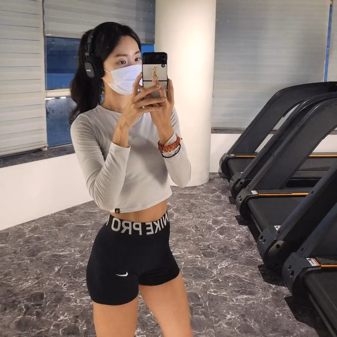 Cô có vóc dáng cân đối, săn chắc với đôi chân thon dài không thua kém những người mẫu nổi tiếng. Bí quyết vẫn là chăm chỉ tập luyện thể hình.