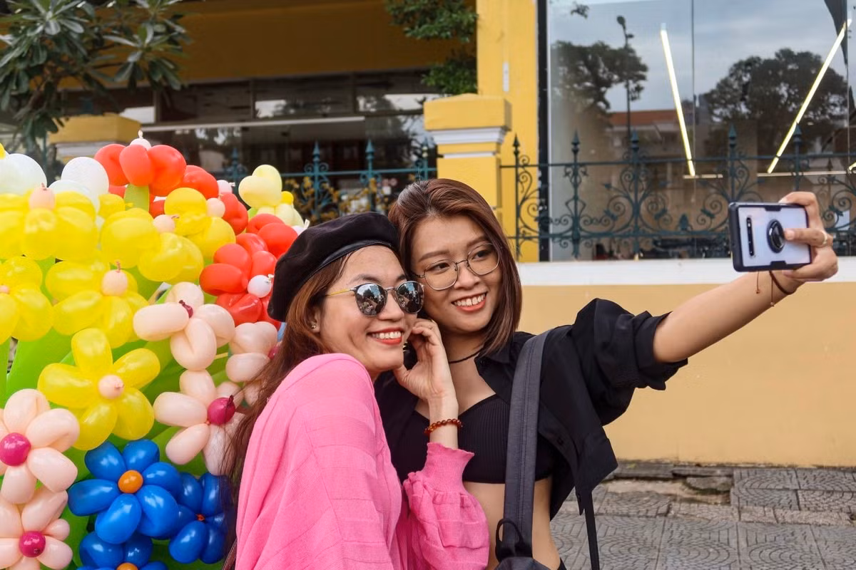 Người dân còn thích thú chụp hình bên những chiếc xe bong bóng. Ảnh: HUỲNH THƠ.
