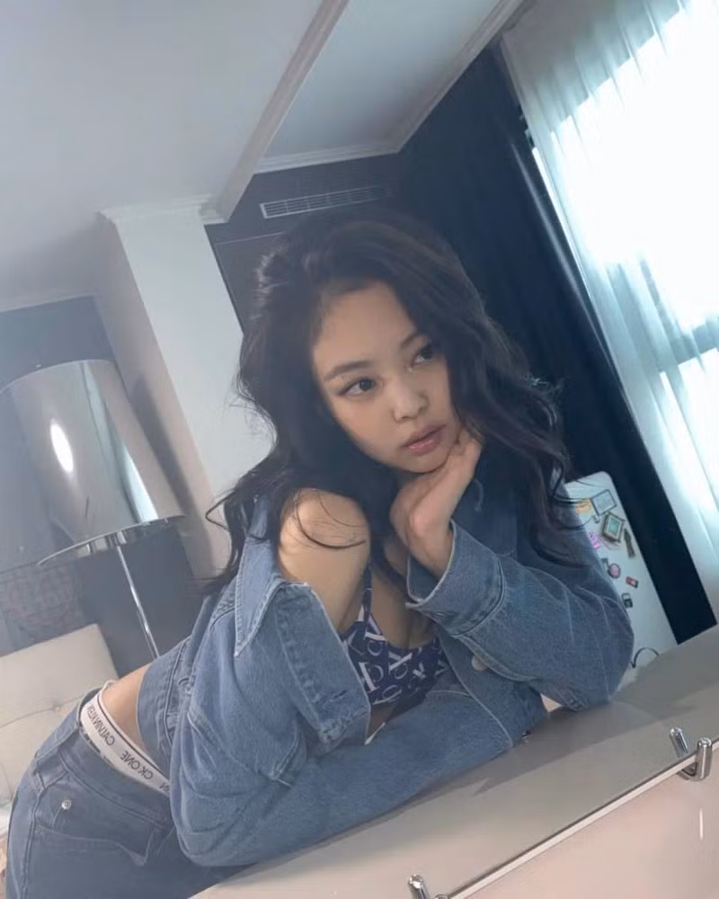 Nếu mô tả ngắn gọn những buổi chụp hình của Jennie cho Calvin Klein, không có từ gì khác phù hợp hơn "nóng bỏng".