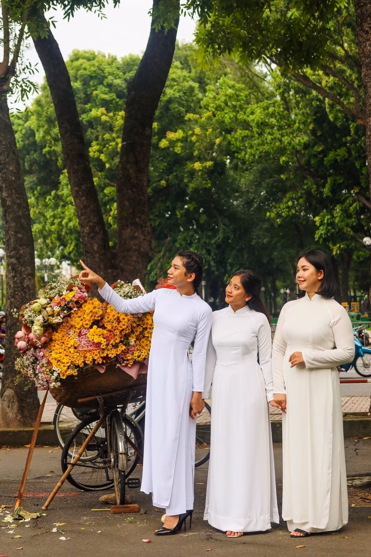 Chị Thạch Thị Sang (đứng giữa) chia sẻ mùa thu Hà Nội có lẽ cũng là mùa đẹp nhất trong năm. Mùa thu Hà Nội mang một nét đẹp lãng mạn, cổ kính, đầy chất thơ. Khi được biết "đặc sản" mùa thu Hà Nội vào tại TP.HCM chị liền rủ những người bạn thân thiết để làm bộ ảnh mang nét hoài niệm về mùa thu.Ảnh: TRẦN MINH.