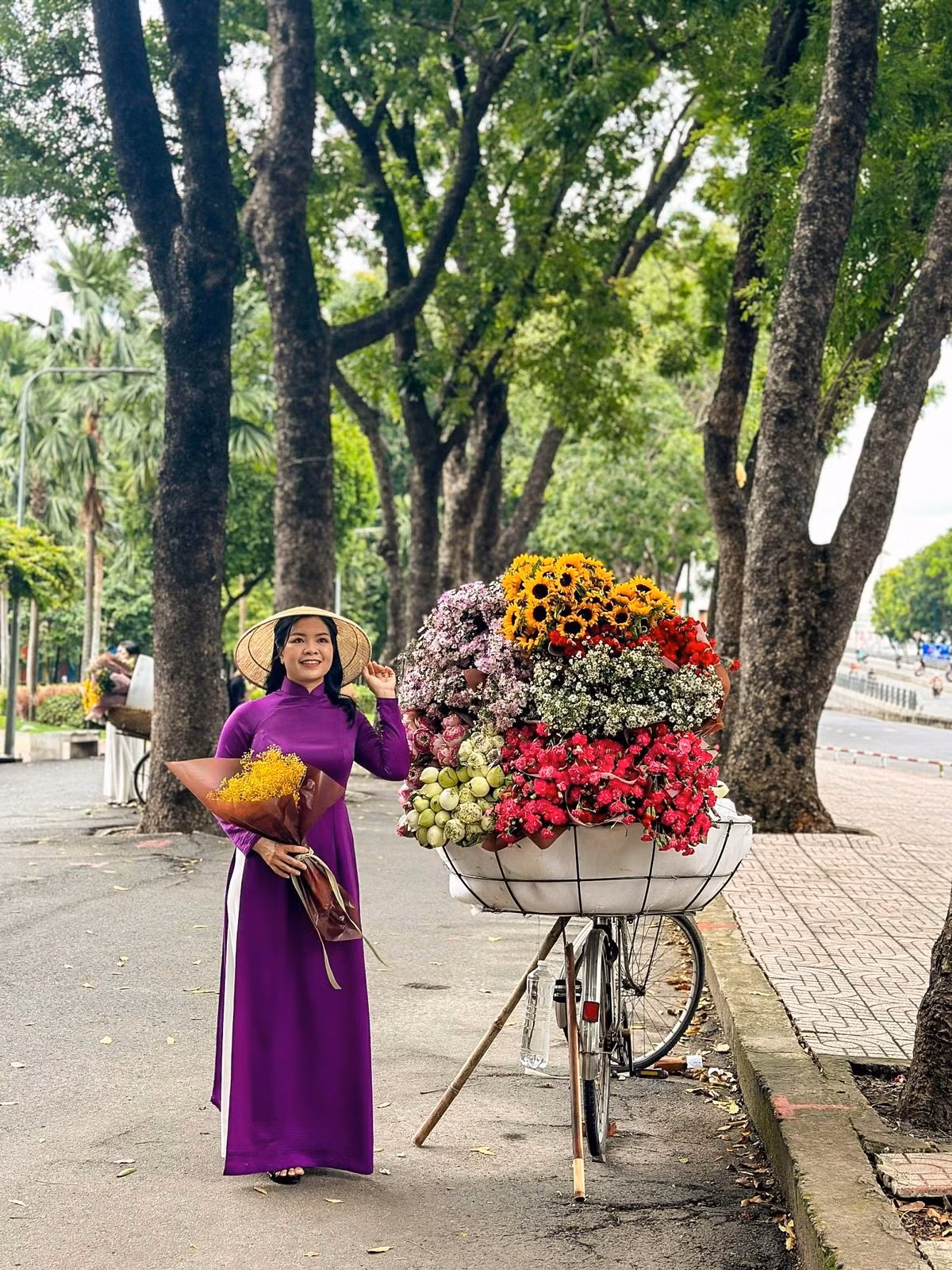 Vẻ đẹp lãng mạn của mùa thu Hà Nội bên một góc đường công viên Gia Định. Ảnh: HUỲNH THƠ.