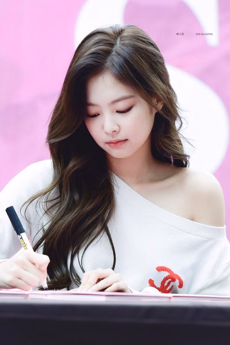 Trong sự kiện ký tặng fan, Jennie không cần diện trang phục cầu kỳ vẫn toát lên thần thái kiêu sa, cuốn hút.