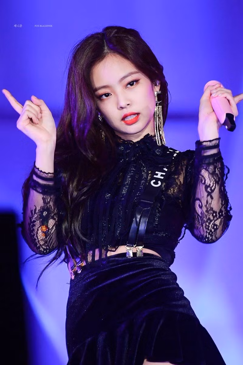 Jennie chọn dây đeo da của Chanel trong lễ hội âm nhạc Gayo Daejun, điểm thêm nét gai góc và cá tính trong bộ trang phục có phần "bánh bèo".