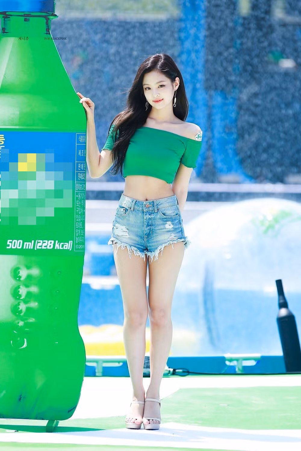 Khi quay quảng cáo cho thương hiệu nước ngọt có gas đình đám, Jennie khiến fan "nín thở" trước thân hình nóng bỏng. Màu xanh lá dường như được sinh ra dành riêng cho nữ rapper.