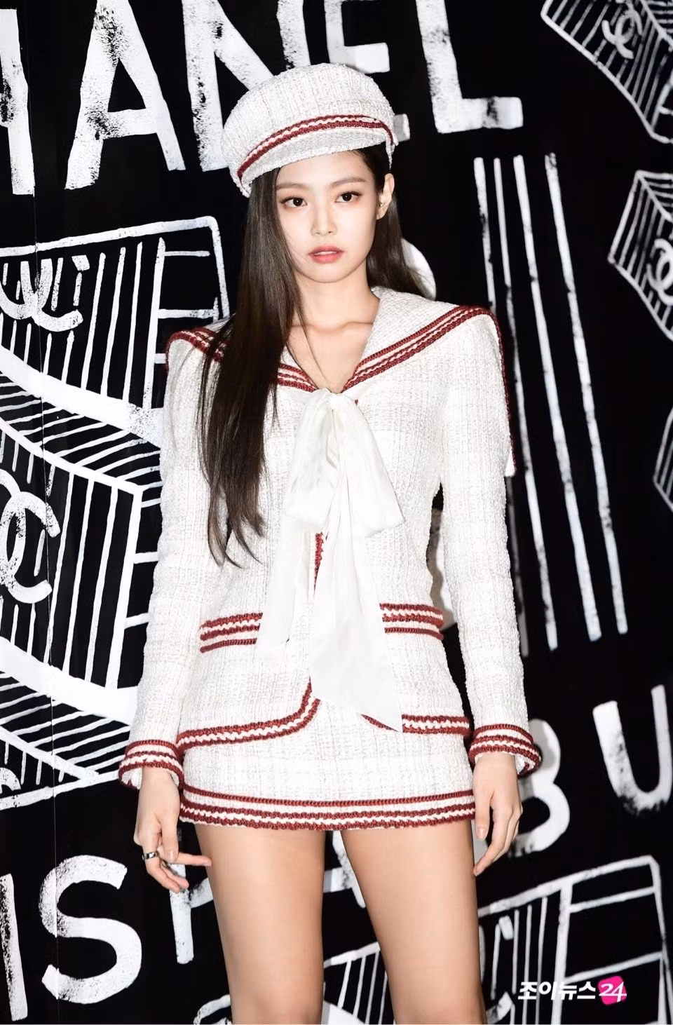 Với tư cách là đại sứ toàn cầu của Chanel, Jennie chưa bao giờ khiến người hâm mộ thất vọng mỗi lần tham dự các sự kiện của nhà mốt Pháp. Vẻ tiểu thư sang chảnh làm nên thương hiệu "Human Chanel".