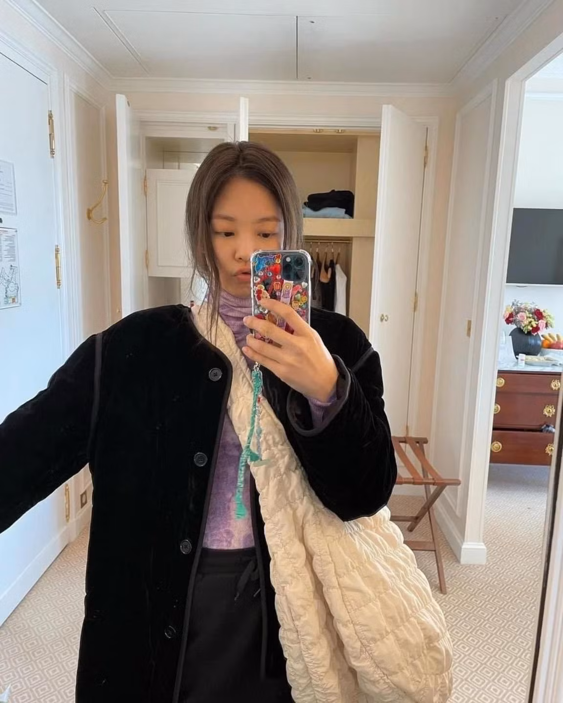 Chỉ với bức ảnh selfie đơn giản, Jennie giúp chiếc túi trở nên phổ biến trong giới trẻ.