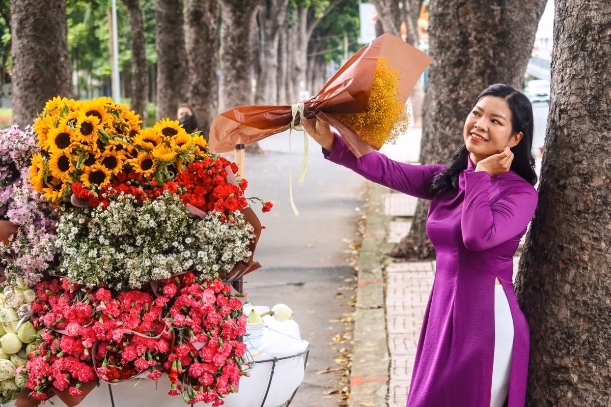 Tại công viên Gia Định, cũng dễ bắt gặp những chiếc xe chở đầy hoa mùa thu cho người dân chụp hình. Ảnh: TRẦN MINH.