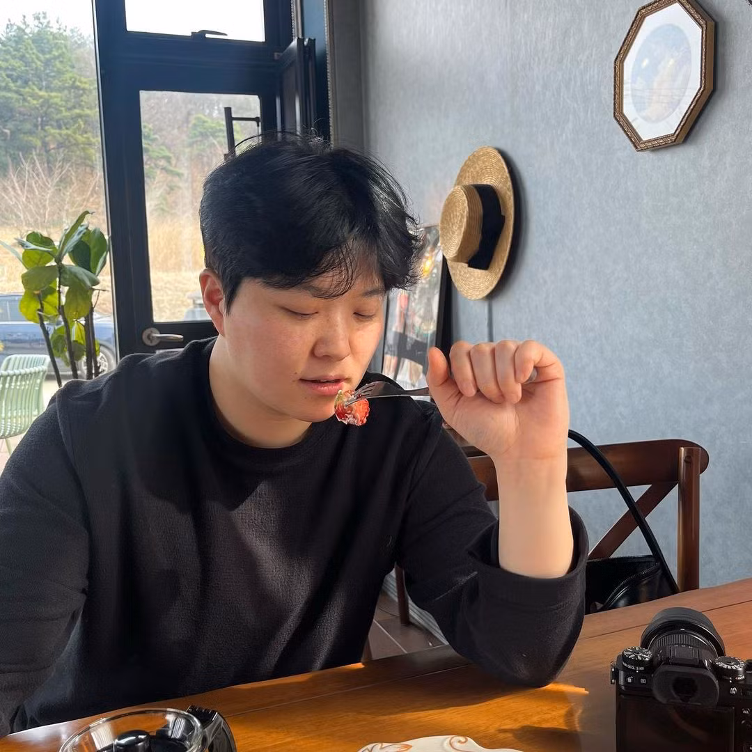 Trong khi đó, thành viên Jeong Min Seon ăn mặc theo phong cách tom boy. Cô cắt tóc và có phong thái như một người đàn ông thực thụ.