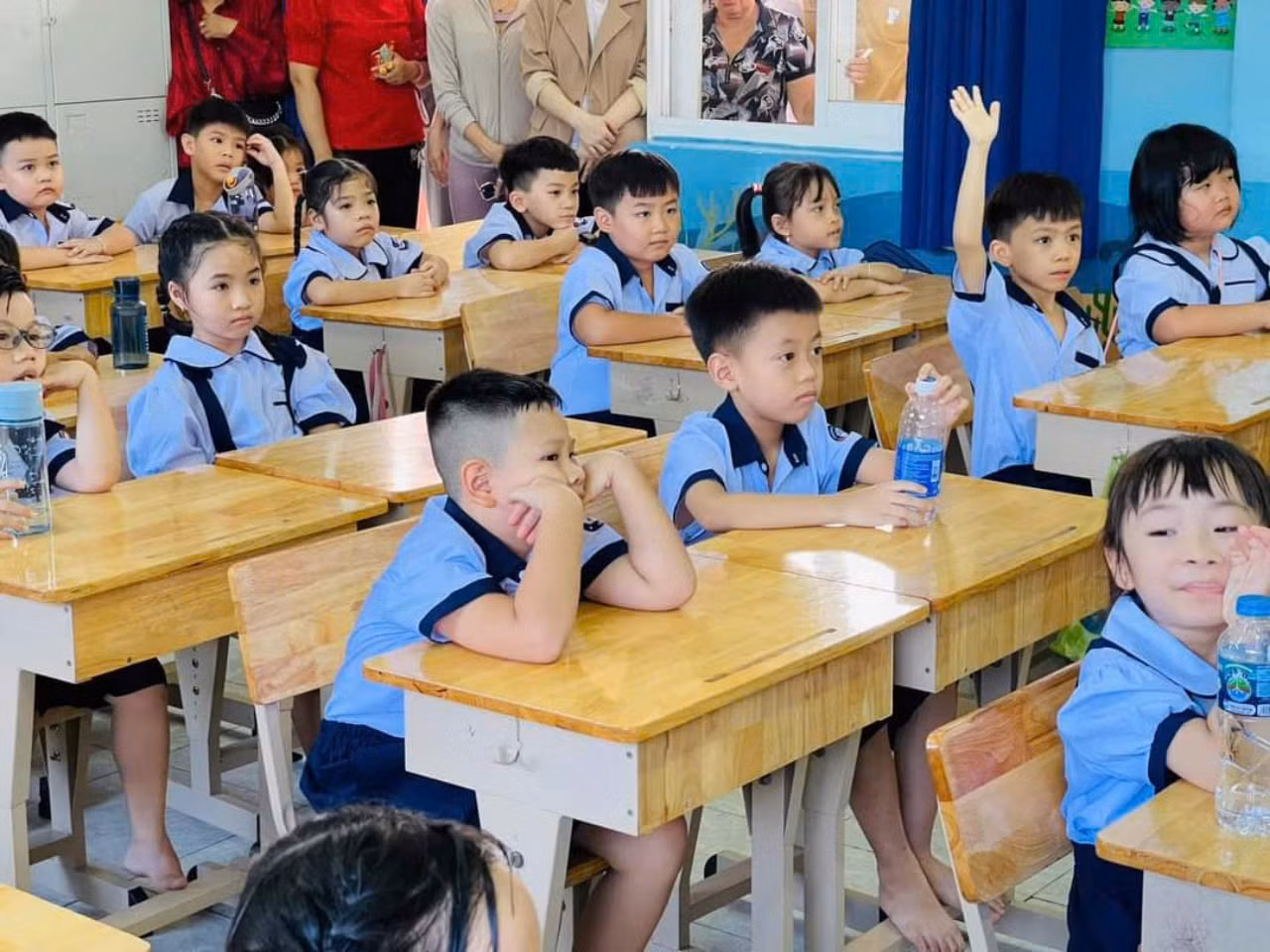 Các em học sinh cũng bắt đầu làm quen với nề nếp sinh hoạt, quy định của nhà trường, làm quen với giáo viên chủ nhiệm.