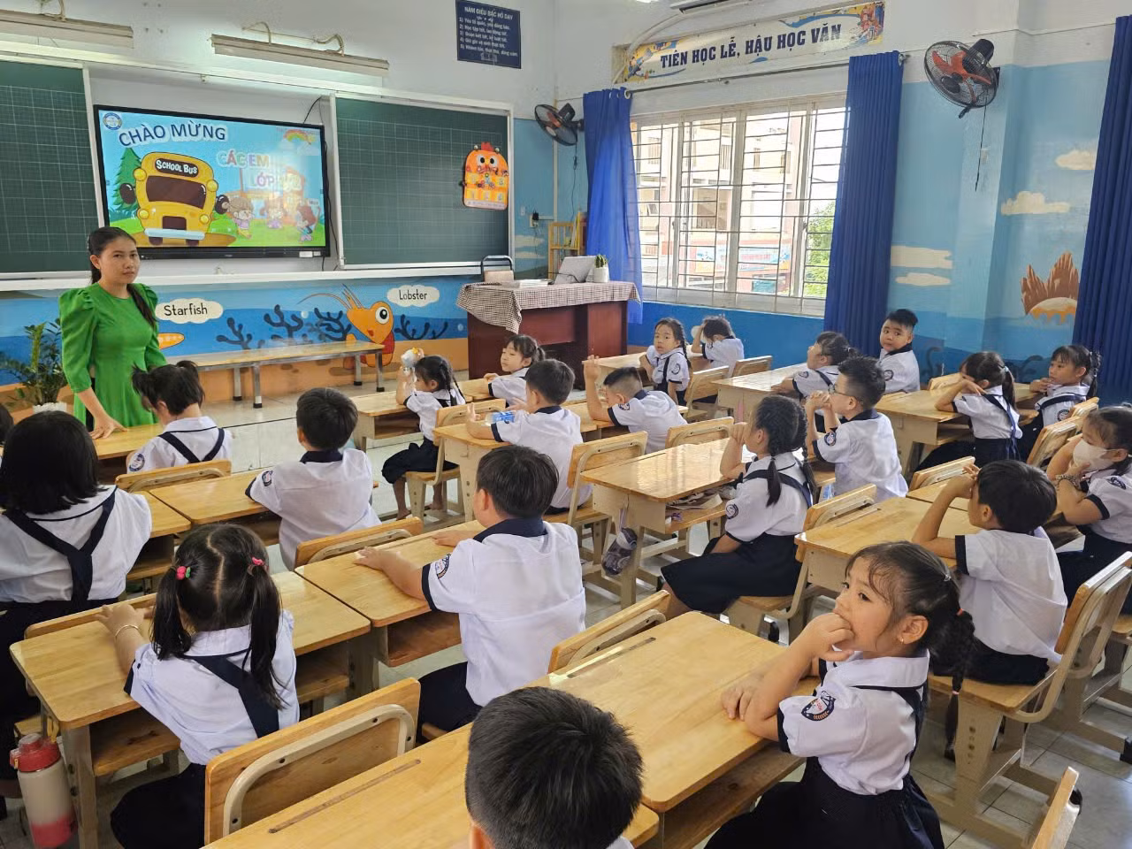 Tương tự, trong sáng 19/8, Trường tiểu học Đặng Trần Côn (quận 4) cũng đón 140 học sinh lớp 1. Trong ngày đầu tiên đến trường, học sinh lớp 1 đã được các thầy cô xếp hàng đón chào ngay từ cổng, tham gia vào những trò chơi tập thể.