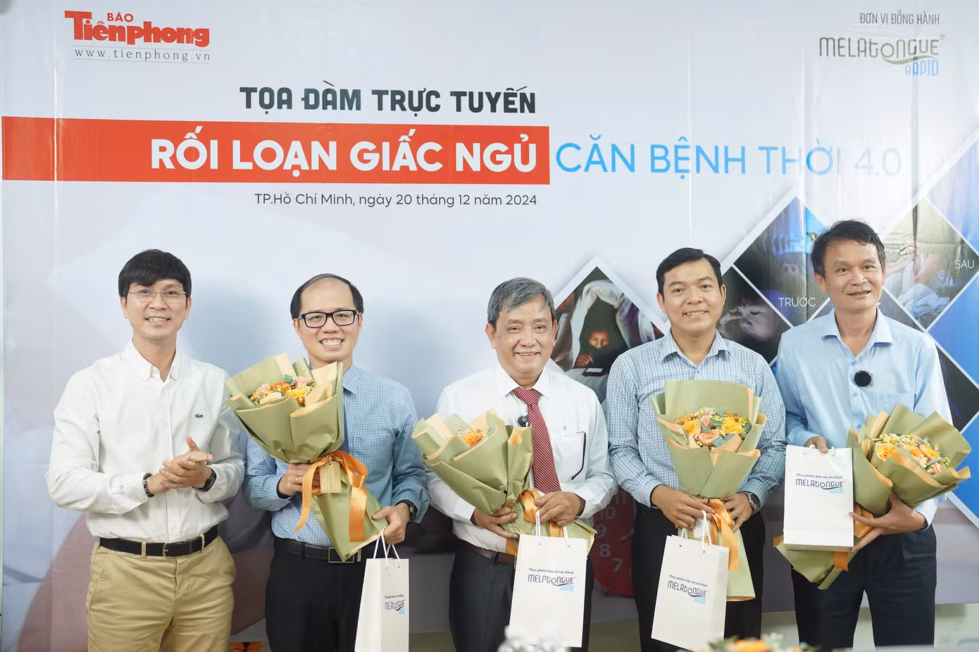 Nhà báo Trần Ngọc Lâm, Phó Ban đại diện Báo Tiền phong tại TPHCM trao hoa cảm ơn các khách mời. Ảnh: Phạm Nguyễn