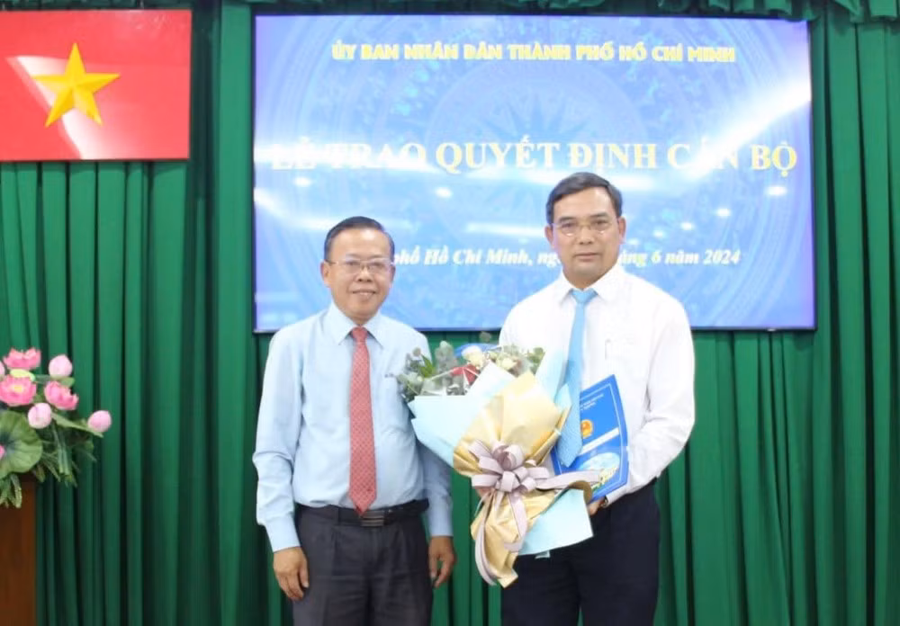 Bí thư Thành ủy TP Thủ Đức Nguyễn Hữu Hiệp (bên trái) trao quyết định cho ông Đỗ Anh Khang. Ảnh: PV