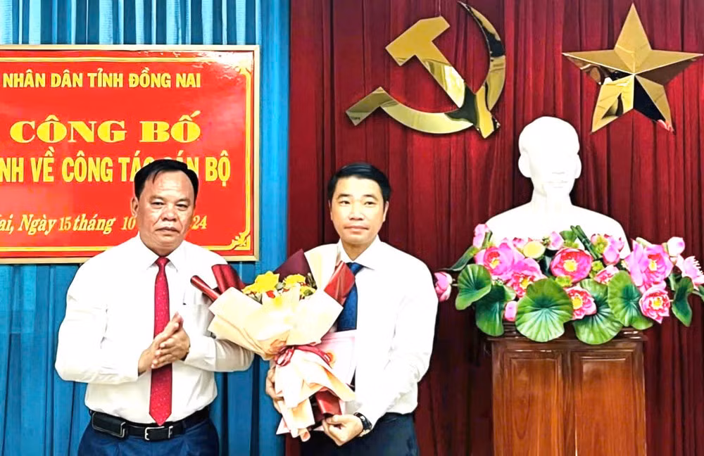 Chủ tịch UBND tỉnh Đồng Nai Võ Tấn Đức (bên trái) trao quyết định bổ nhiệm và chúc mừng ông Trần Dương Hùng.