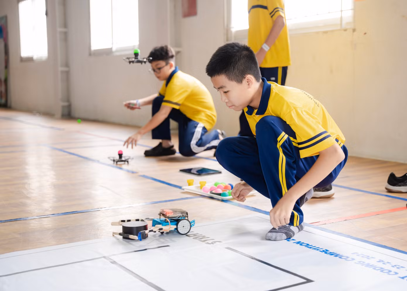 Thí sinh điều khiển robot vượt qua chướng ngại vật. Ảnh: BTC