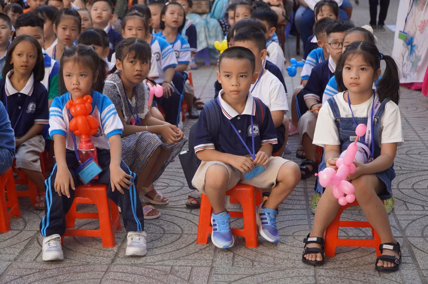Cũng trong ngày đầu tiên này, phụ huynh cũng sẽ được cung cấp đầy đủ các thông tin về những hoạt động giáo dục của nhà trường, chương trình học tập của học sinh.