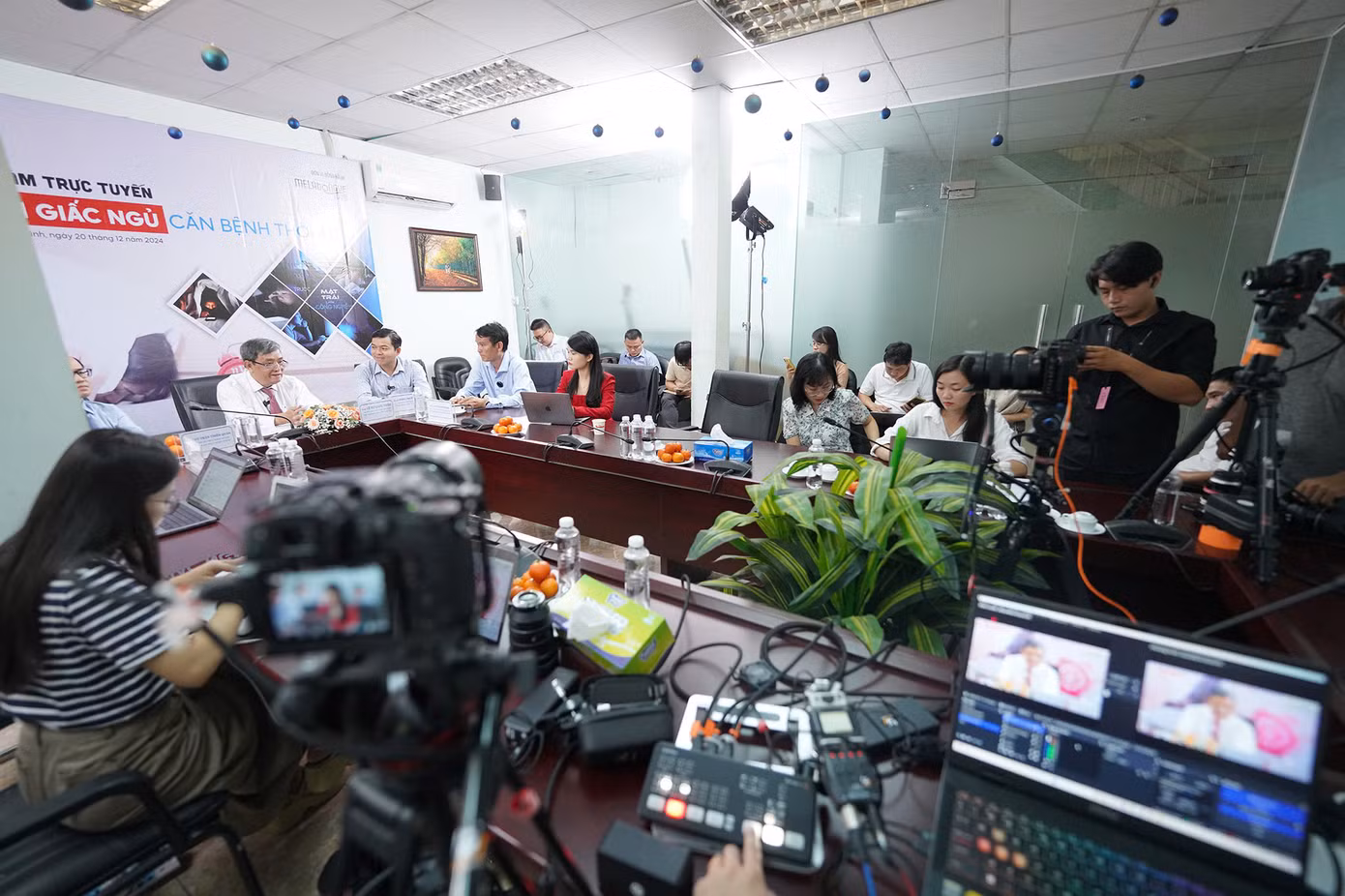 Toàn cảnh buổi tọa đàm trực tuyến “Rối loạn giấc ngủ, căn bệnh thời 4.0”. Ảnh: Phạm Nguyễn