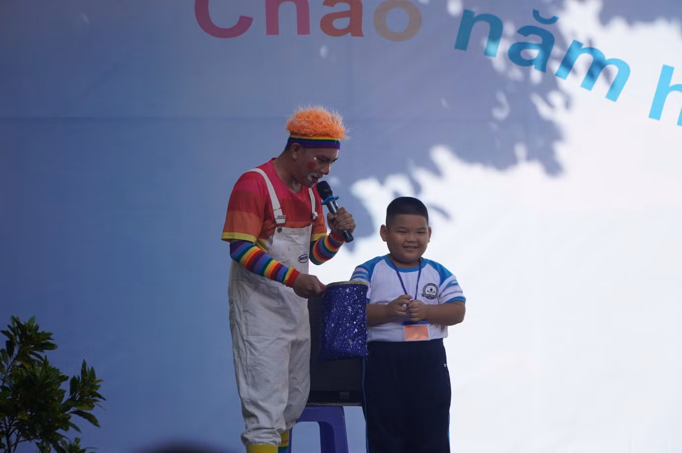 Nhiều học sinh hào hứng khi được xem biểu diễn xiếc trong ngày đầu đến trường. Học sinh lớp 1 cũng được nhận những món quà xinh xắn và những lời động viên từ giáo viên chủ nhiệm.