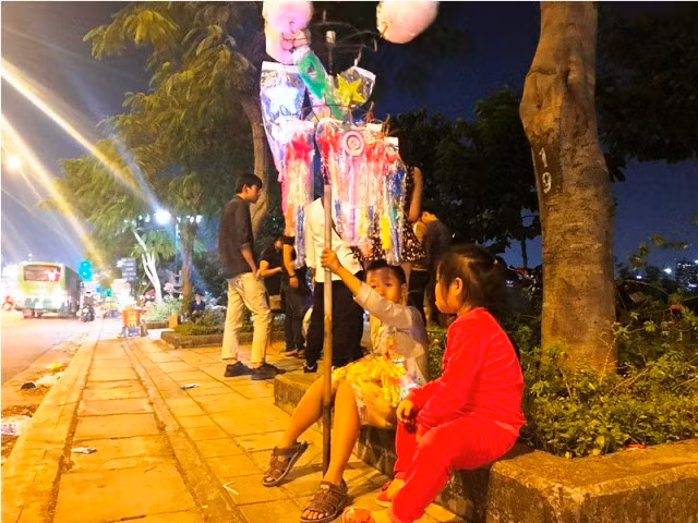 Những đứa trẻ mưu sinh trong đêm pháo hoa ở TPHCM ảnh 3