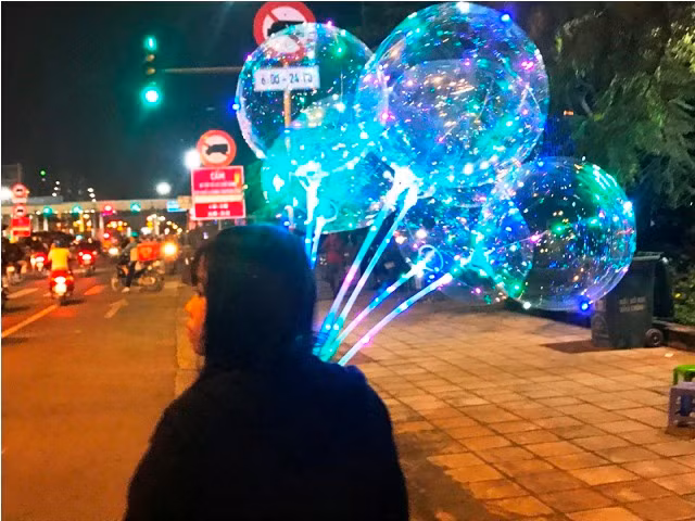 Những đứa trẻ mưu sinh trong đêm pháo hoa ở TPHCM ảnh 7