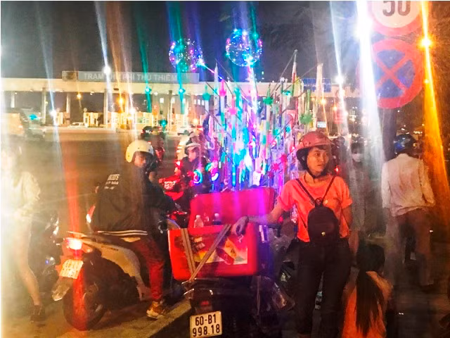 Những đứa trẻ mưu sinh trong đêm pháo hoa ở TPHCM ảnh 2