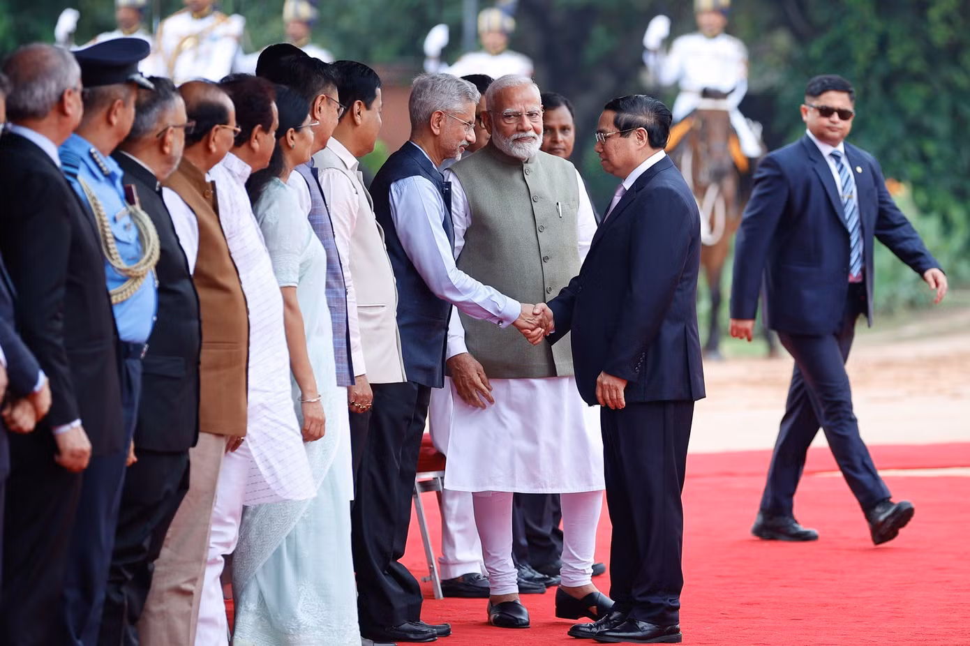 Thủ tướng Ấn Độ Narendra Modi giới thiệu các quan chức với Thủ tướng Phạm Minh Chính. Ảnh: Nhật Bắc.