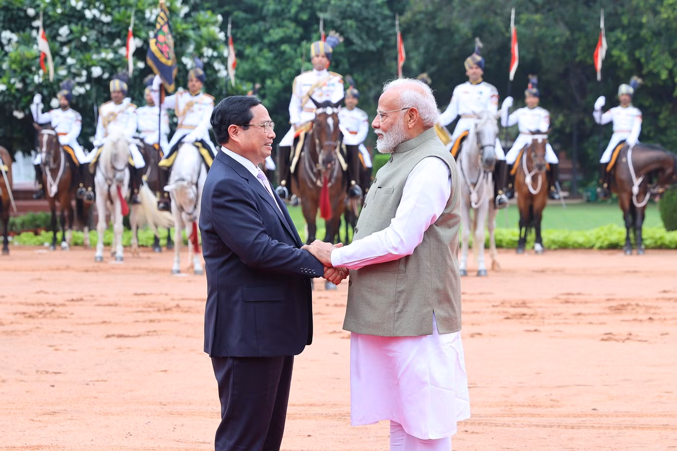 Thủ tướng Ấn Độ Narendra Modi chào đón Thủ tướng Phạm Minh Chính thăm cấp Nhà nước tới Ấn Độ. Ảnh: Nhật Bắc.