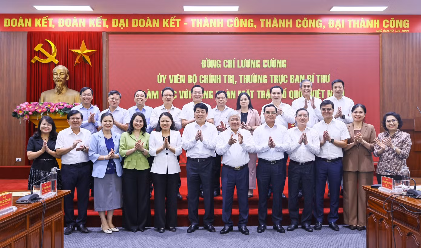 Thường trực Ban Bí thư Lương Cường và đại diện Đảng đoàn MTTQ Việt Nam. Ảnh: QV.