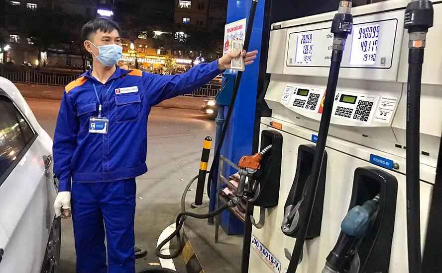 Hiện giá xăng E5 RON 92 ở mức 21.780 đồng/lít và xăng RON 95 là 22.580 đồng/lít. Dầu diesel 22.530 đồng/lít, dầu hỏa 22.440 đồng/lít.