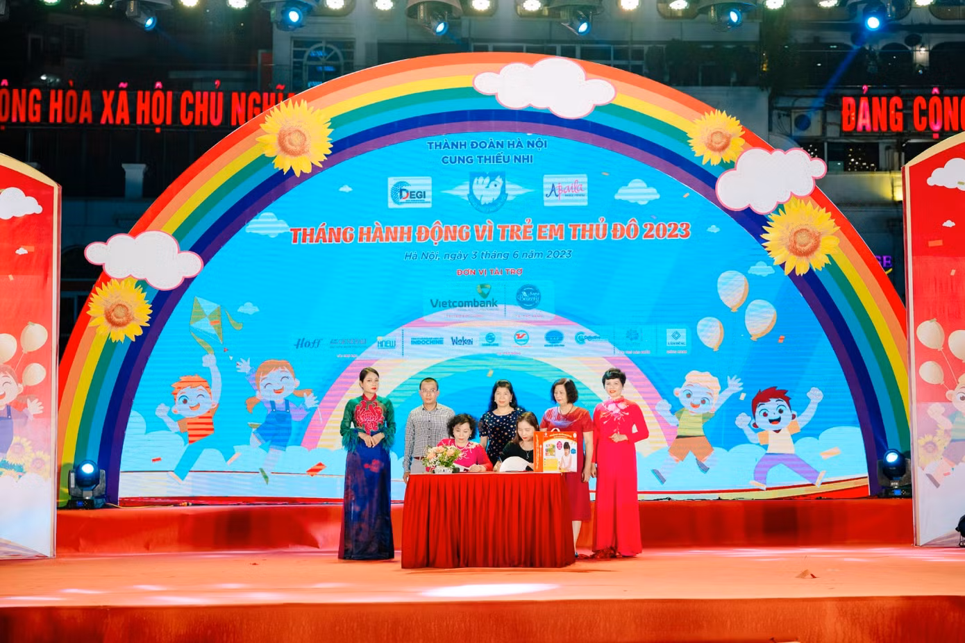 Lễ ký kết chiến lược đồng hành Vì trẻ em Hành động mang đến sân chơi văn hóa đọc và tủ sách di động cho thiếu nhi thủ đô- giữa Tân Việt Book và Hội đồng khoa học kinh tế số, Viện phát triển bền vững và kinh tế số.